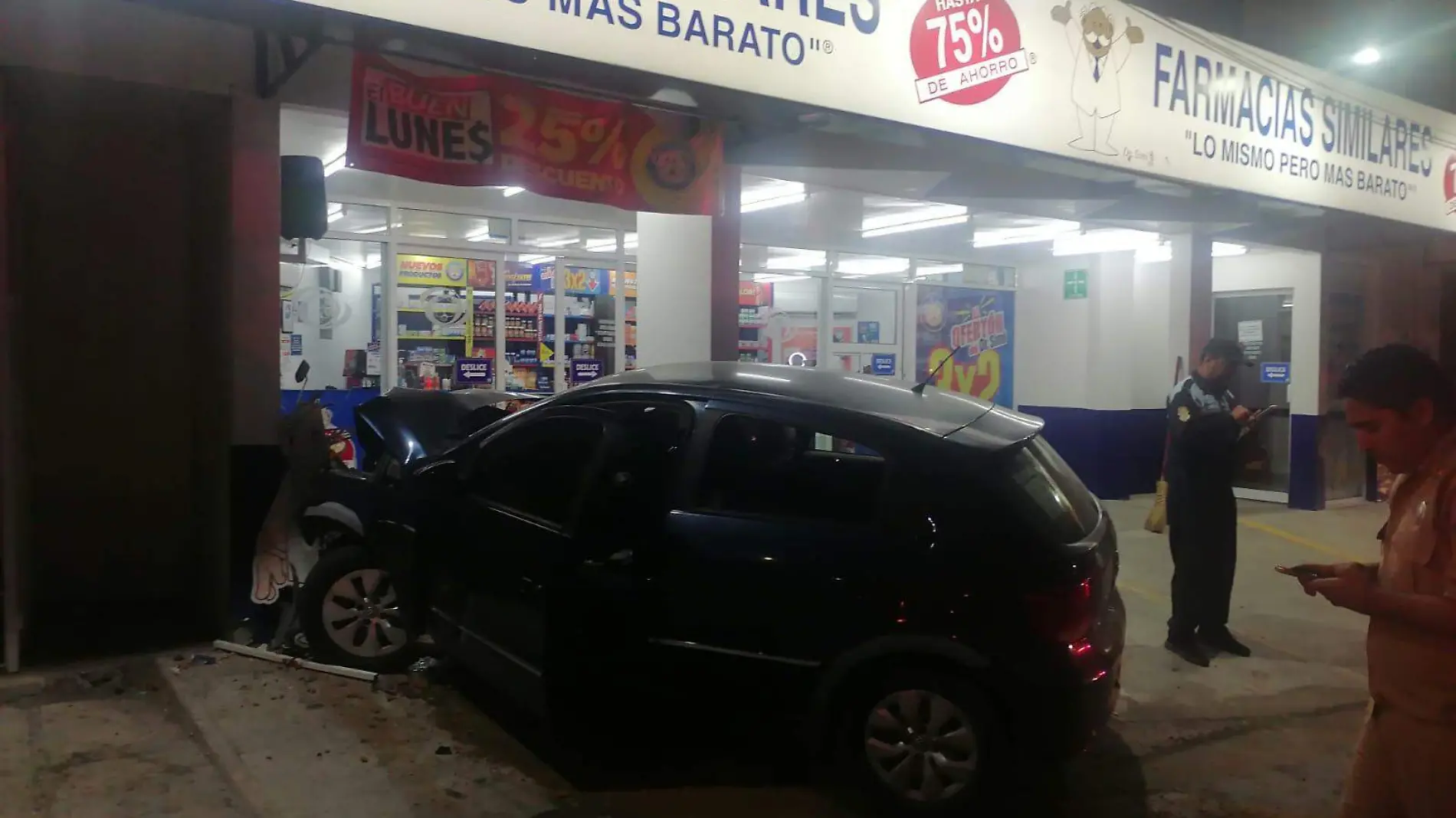 Destrozado quedó un automóvil particular que tras chocar contra un local de Farmacias Similares